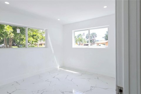 Casa en venta en Miami, Florida, 5 dormitorios, 164.99 m2 № 1889998 - foto 16