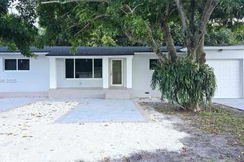 Casa en venta en Miami, Florida, 5 dormitorios, 164.99 m2 № 1889998 - foto 1
