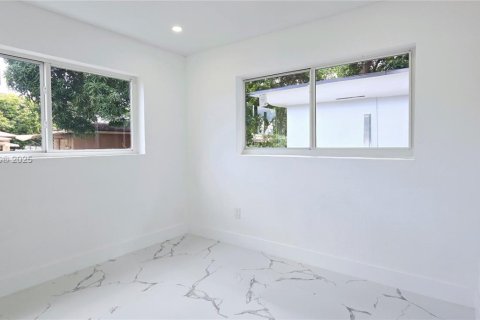 Casa en venta en Miami, Florida, 5 dormitorios, 164.99 m2 № 1889998 - foto 18