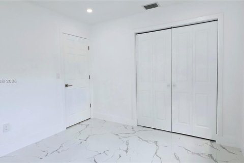 Casa en venta en Miami, Florida, 5 dormitorios, 164.99 m2 № 1889998 - foto 19