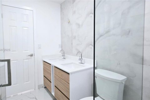 Casa en venta en Miami, Florida, 5 dormitorios, 164.99 m2 № 1889998 - foto 14