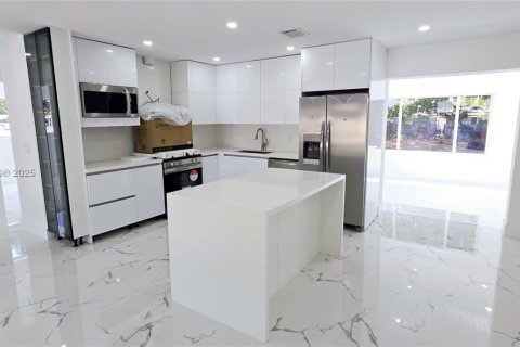 Casa en venta en Miami, Florida, 5 dormitorios, 164.99 m2 № 1889998 - foto 9