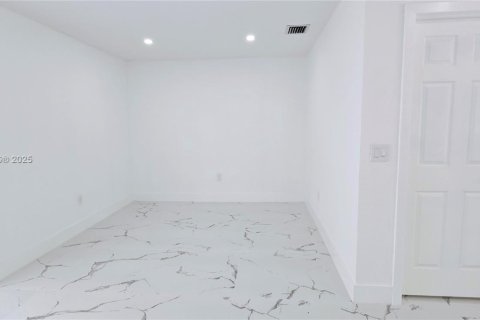 Casa en venta en Miami, Florida, 5 dormitorios, 164.99 m2 № 1889998 - foto 10