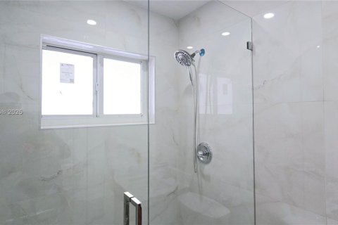 Casa en venta en Miami, Florida, 5 dormitorios, 164.99 m2 № 1889998 - foto 21