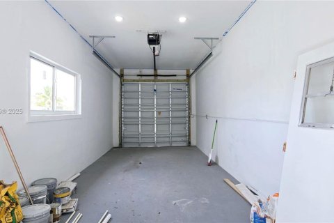 Casa en venta en Miami, Florida, 5 dormitorios, 164.99 m2 № 1889998 - foto 28