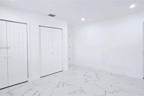 Casa en venta en Miami, Florida, 5 dormitorios, 164.99 m2 № 1889998 - foto 11