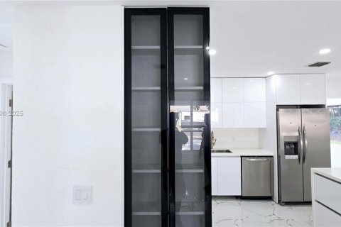 Casa en venta en Miami, Florida, 5 dormitorios, 164.99 m2 № 1889998 - foto 15