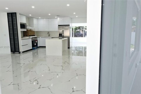 Casa en venta en Miami, Florida, 5 dormitorios, 164.99 m2 № 1889998 - foto 5