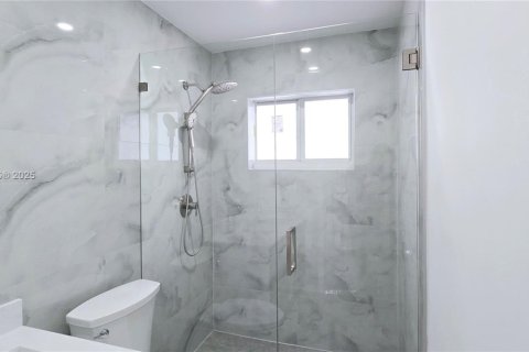 Casa en venta en Miami, Florida, 5 dormitorios, 164.99 m2 № 1889998 - foto 13
