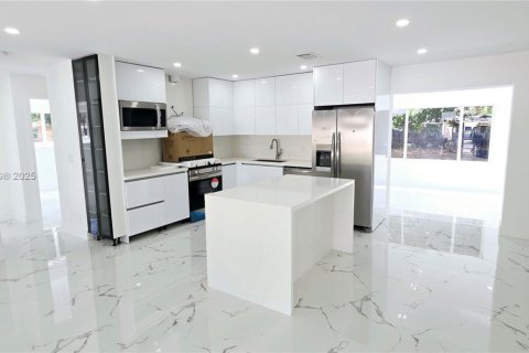 Casa en venta en Miami, Florida, 5 dormitorios, 164.99 m2 № 1889998 - foto 7