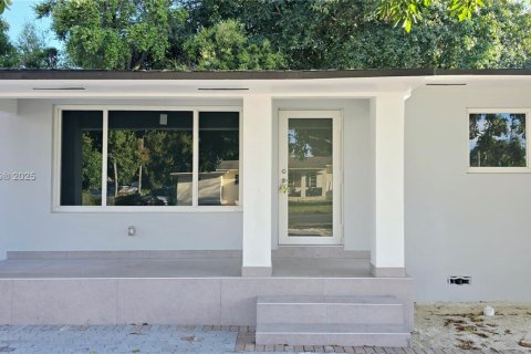 Casa en venta en Miami, Florida, 5 dormitorios, 164.99 m2 № 1889998 - foto 2