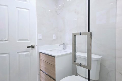 Casa en venta en Miami, Florida, 5 dormitorios, 164.99 m2 № 1889998 - foto 22