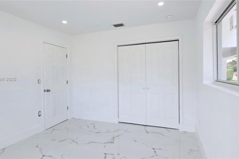 Casa en venta en Miami, Florida, 5 dormitorios, 164.99 m2 № 1889998 - foto 17