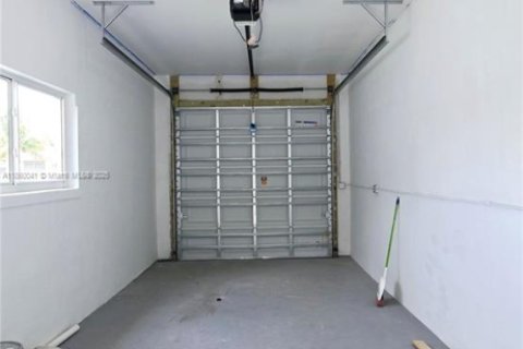 Casa en venta en Miami, Florida, 5 dormitorios, 164.99 m2 № 1889998 - foto 27