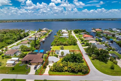 Casa en Port Charlotte, Florida 3 dormitorios, 142.33 m2 № 2236327