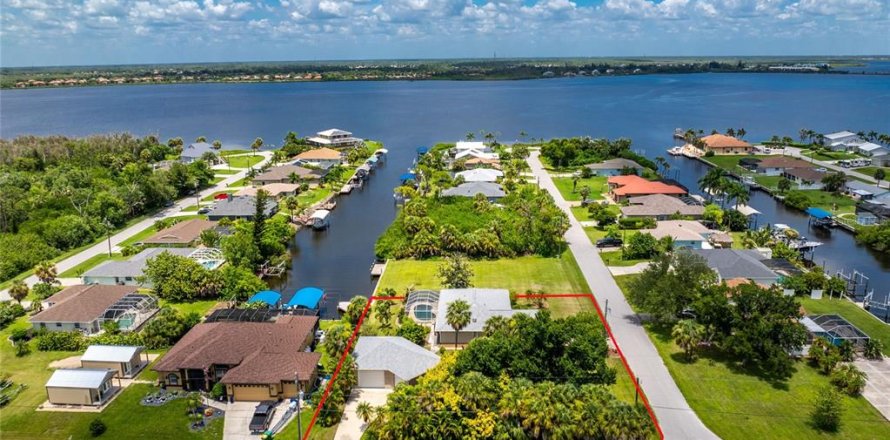 House in Port Charlotte, Florida 3 bedrooms, 142.33 sq.m. № 2236327