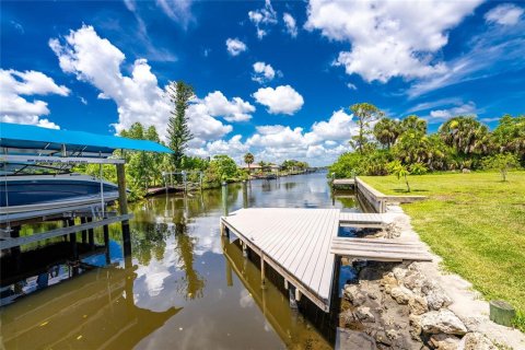 House in Port Charlotte, Florida 3 bedrooms, 142.33 sq.m. № 2236327 - photo 4