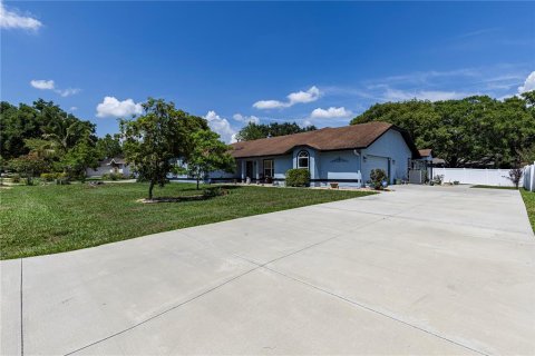 House in Mount Dora, Florida 4 bedrooms, 273.04 sq.m. № 1755388 - photo 3