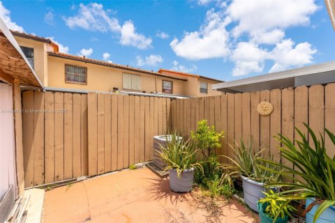 Townhouse in Hialeah, Florida 2 bedrooms, 80.92 sq.m. № 1857262 - photo 19