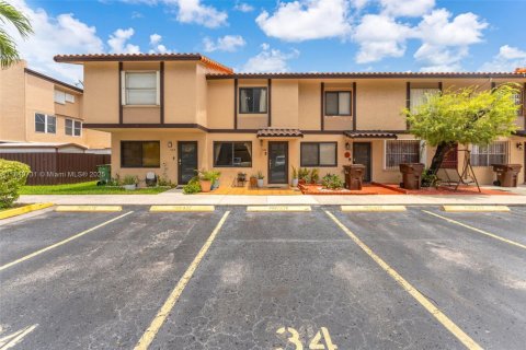 Townhouse in Hialeah, Florida 2 bedrooms, 80.92 sq.m. № 1857262 - photo 1