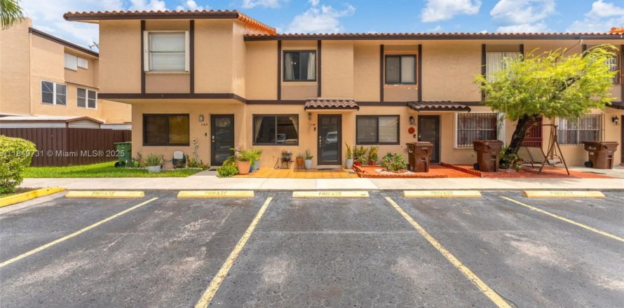 Townhouse in Hialeah, Florida 2 bedrooms, 80.92 sq.m. № 1857262