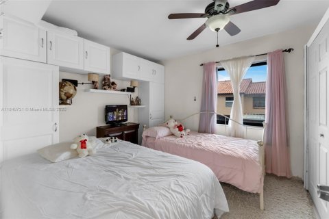 Townhouse in Hialeah, Florida 2 bedrooms, 80.92 sq.m. № 1857262 - photo 12