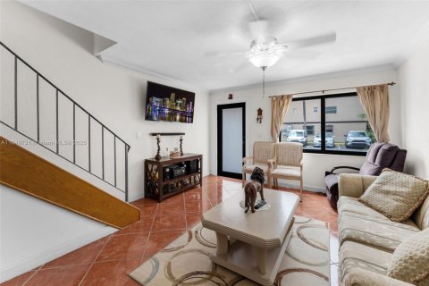 Townhouse in Hialeah, Florida 2 bedrooms, 80.92 sq.m. № 1857262 - photo 5