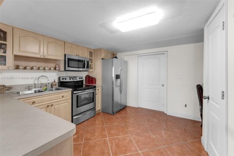 Townhouse in Hialeah, Florida 2 bedrooms, 80.92 sq.m. № 1857262 - photo 11
