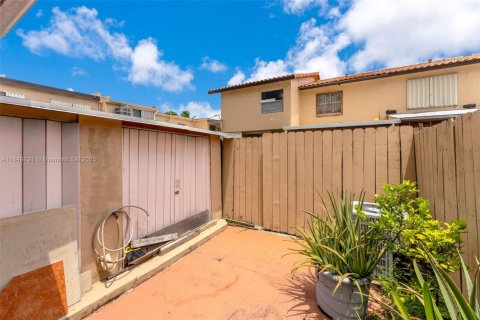Townhouse in Hialeah, Florida 2 bedrooms, 80.92 sq.m. № 1857262 - photo 18