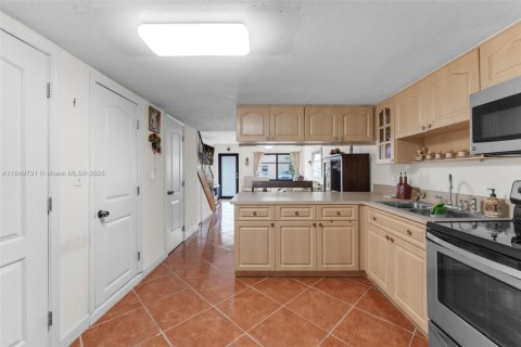 Townhouse in Hialeah, Florida 2 bedrooms, 80.92 sq.m. № 1857262 - photo 10