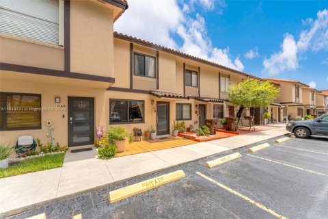 Townhouse in Hialeah, Florida 2 bedrooms, 80.92 sq.m. № 1857262 - photo 2
