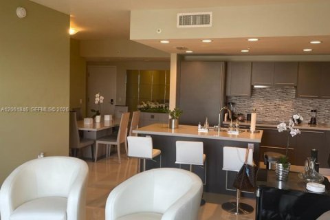 Condo in Doral, Florida, 3 bedrooms № 2254106 - photo 2