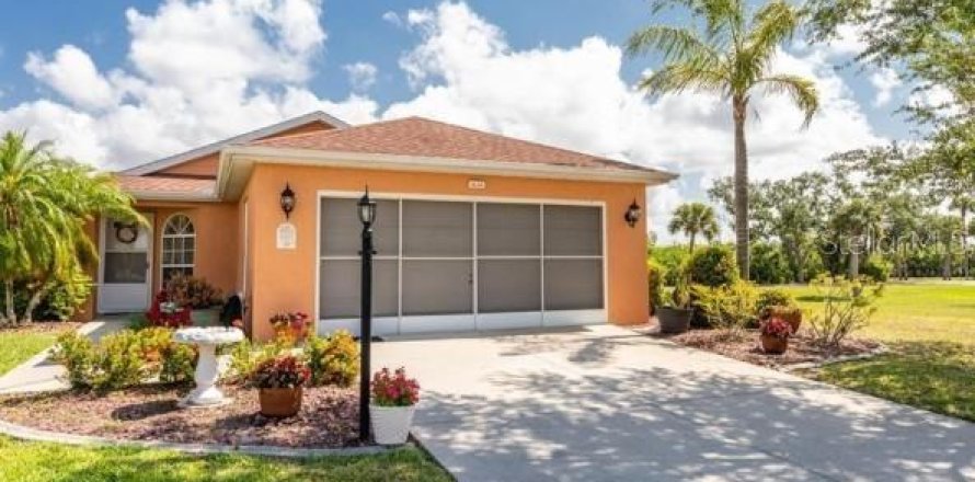 House in Port Charlotte, Florida 3 bedrooms, 136.1 sq.m. № 1901249