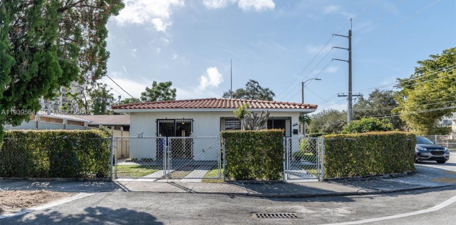 Propiedad comercial en Miami, Florida 132.85 m2 № 1997617