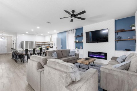 House in Davenport, Florida 8 bedrooms, 363.15 sq.m. № 2229803 - photo 5