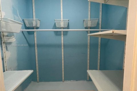 Condo in Hialeah, Florida, 3 bedrooms  № 1691313 - photo 8