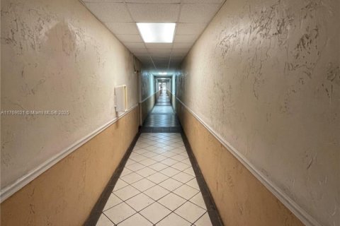 Condo in Hialeah, Florida, 3 bedrooms  № 1691313 - photo 14