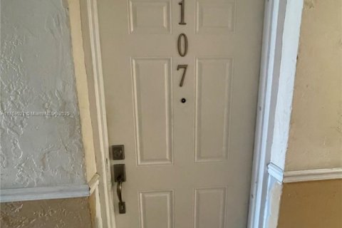 Condo in Hialeah, Florida, 3 bedrooms  № 1691313 - photo 15