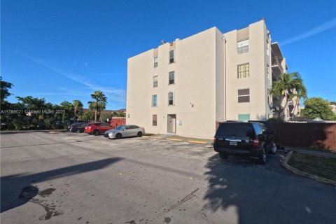 Condo in Hialeah, Florida, 3 bedrooms  № 1691313 - photo 1