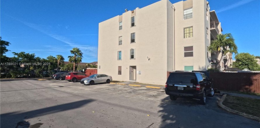 Condo in Hialeah, Florida, 3 bedrooms  № 1691313