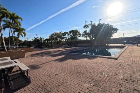 Condo in Hialeah, Florida, 3 bedrooms  № 1691313 - photo 11
