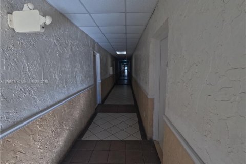 Condo in Hialeah, Florida, 3 bedrooms  № 1691313 - photo 9