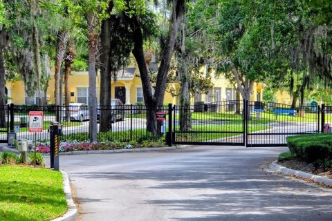 Townhouse in Zephyrhills, Florida 2 bedrooms, 145.02 sq.m. № 2097197 - photo 13