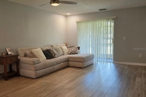 Townhouse in Zephyrhills, Florida 2 bedrooms, 145.02 sq.m. № 2097197 - photo 5