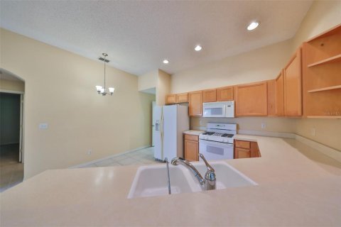 Condo in Sun City Center, Florida, 2 bedrooms  № 1732883 - photo 13