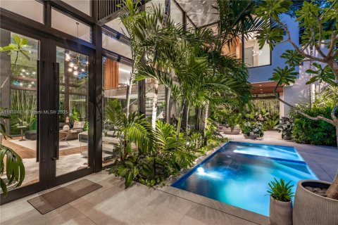 Villa ou maison à vendre à Miami, Floride: 2 chambres, 272.76 m2 № 1818429 - photo 4