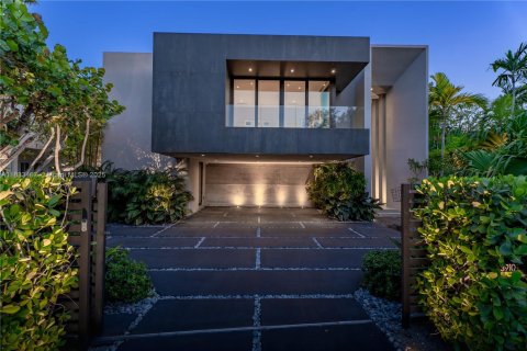 Villa ou maison à vendre à Miami, Floride: 2 chambres, 272.76 m2 № 1818429 - photo 2