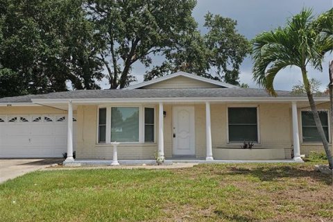 House in Clearwater, Florida 4 bedrooms, 140.65 sq.m. № 1775449 - photo 1