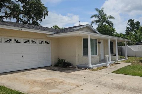 House in Clearwater, Florida 4 bedrooms, 140.65 sq.m. № 1775449 - photo 2