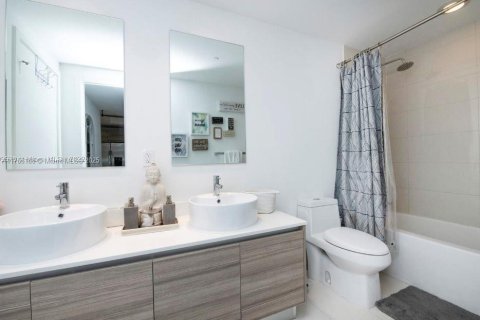 Condo in Miami, Florida, 1 bedroom  № 1937980 - photo 11